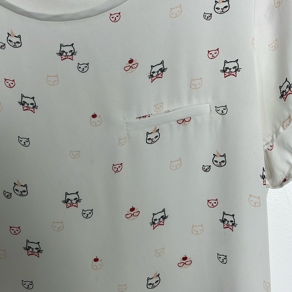 RW&CO. Cute White Cat Print Top | Size M - Picture 3 of 6